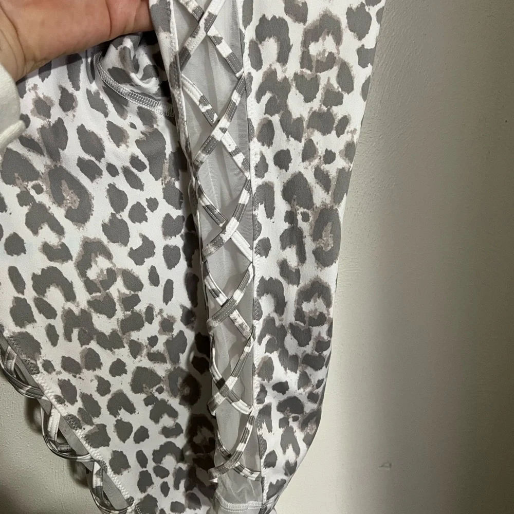 VICTORIA'S SECRET Essential High Rise Leggings Mesh Criss Cross Leopard Wms Sz 6